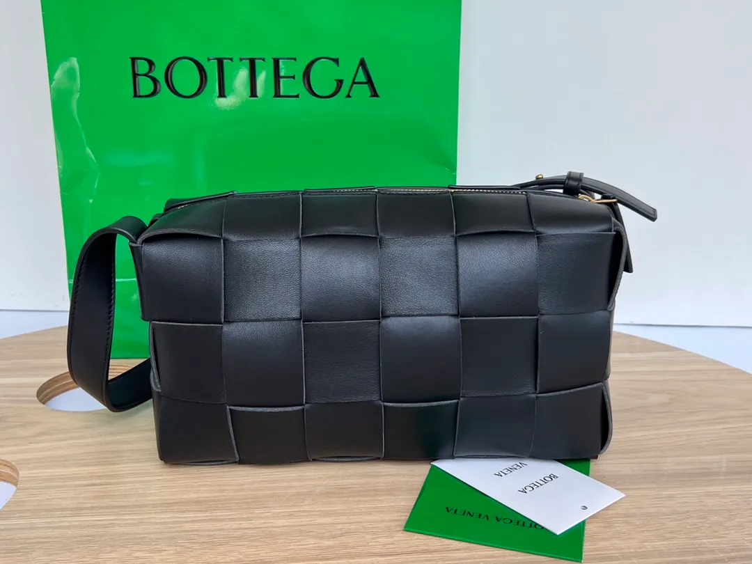 #B家 New model is coming! 709360 BRICK CASSETTE armpit bag, the traditional woven logo is instantly recognizable✅ Large grid weaving has always been fashionable, and the armpit bag is even more fashionable and foreign-style. Elegant big brick 🧱 Sheepskin material is light and comfortable, with a huge sense of capacity and space. Dark layer inside. Practical interior and fashionable appearance design. Durability and temperament coexist. Elegant big brick. Come and plant the same underarm bag from star Zhou Yutong! Dimensions: 28x14x10